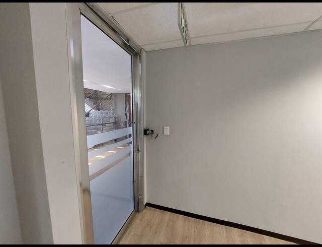 292M² OFFICE TO LET IN VORNA VALLEY